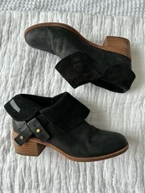 UGG Leather Ankle Boots Womens 9 Black Wrap Strap Fold Over Shearling Moto Boots
